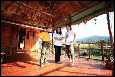 โรงเรียนชาวนา บ้านนาคำ ยินดีต้อนรับ นักเดินทาง ผู้ใฝ่ฝันถึงดินแดนแห่งความงาม ของธรรมชาติ ผู้คน ชุมชน และเราหวังเหลือเกินว่า นักเดินทางเหล่านั้น จะเคารพเจตจำนงของเรา ในการจะรักษาสิ่งเหล่านั้น ดังนั้น กรุณางดสูบบุหรี่ งดเครื่องดื่มแอลกอฮอล์ งดส่งเสียงดัง