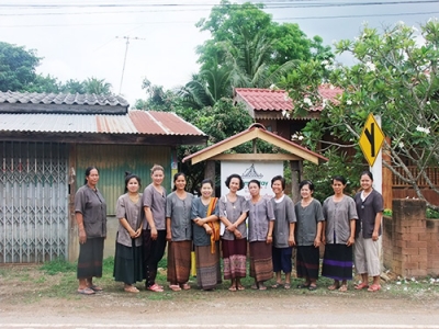 สมาชิกโฮมสเตย์ บ้านนาต้นจั่น พร้อมเพรียง ยินดีต้อนรับผู้มาเยือน
