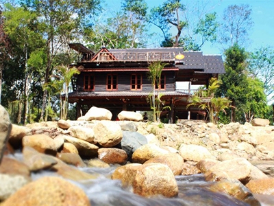 บ้านต้นน้ำจันทร์ โฮมสเตย์ บ้านพักที่ปลูกในสวนผลไม้ติดกับน้ำตก
