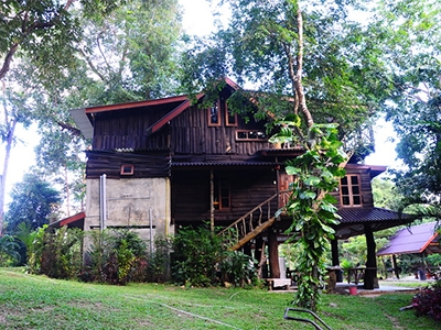 บ้านต้นน้ำจันทร์ โฮมสเตย์ บ้านพักที่ปลูกในสวนผลไม้ติดกับน้ำตก