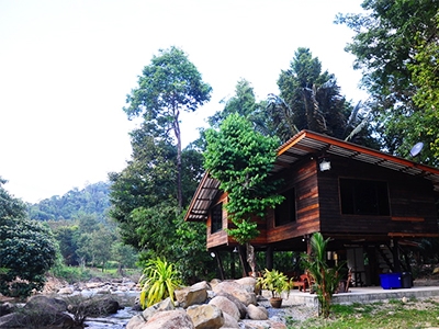 บ้านต้นน้ำจันทร์ โฮมสเตย์ บ้านพักที่ปลูกในสวนผลไม้ติดกับน้ำตก