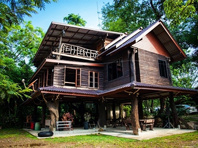 บ้านต้นน้ำจันทร์ โฮมสเตย์ บ้านพักที่ปลูกในสวนผลไม้ติดกับน้ำตก