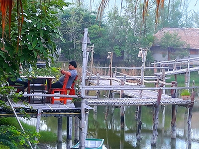 น้ำพุบ้านดินโฮมสเตย์ ปราณบุรี โฮมสเตย์ที่สร้างขึ้นจากดิน แวดล้อมด้วยน้ำและภูเขา ผ่อนคลายกับกิจกรรม เช่น พายเรือ ตกปลา ตกหมึกในทะเล และเรียนรู้การทำบ้านดิน