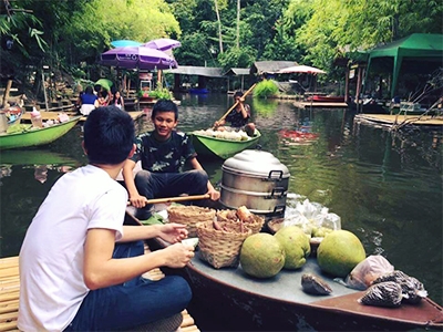 ตลาดน้ำกลางป่า - น้ำตกกวางโจว รีสอร์ท หนองหญ้าปล้อง เพชรบุรี