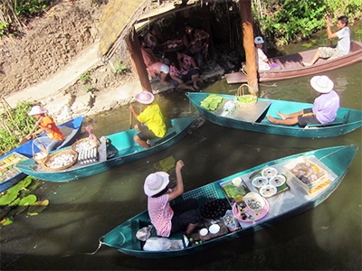 ตลาดน้ำกลางป่า - น้ำตกกวางโจว รีสอร์ท หนองหญ้าปล้อง เพชรบุรี