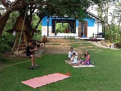 บ้านปลายน้ำ โฮมสเตย์ บ้านพักผ่อนที่อยู่ในสวนไม้ใบ บรรยากาศร่มรื่น มีครัวสำหรับทำอาหารเพื่อครอบครัว พร้อมเตาปิ้งย่าง