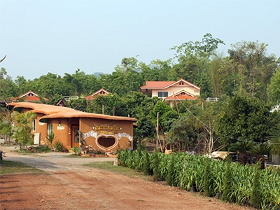 ภูจินดาโฮมสเตย์ เชียงใหม่ .. ที่พัก บ้านดิน สวนสวย ติดดอย