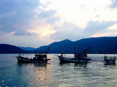 นอนฟังเสียงคลื่นซัดผ่าน รับประทานอาหารทะเลสดจากชาวเรือ ใช้ชีวิตแบบ สโลว์ไลฟ์