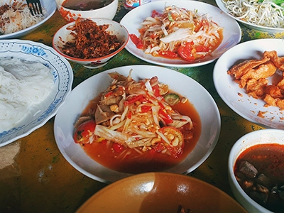 ร้านขนมจีนน้ำย้อย บ้านแม่ลาน