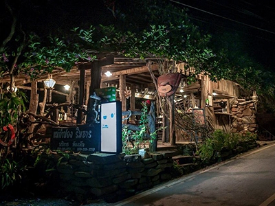 แม่กำปองริมธาร ที่พัก และอาหารตามสั่ง