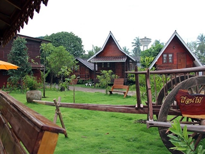 เรือนไม้สายน้ำ โฮมสเตย์ อัมพวา