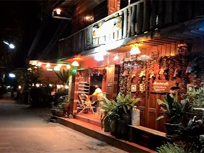 เฮือนสบายดี (บ้านยายดก) ซอย 8 และบ้านสวน เชียงคาน 前门8号旅馆  泰国酒店