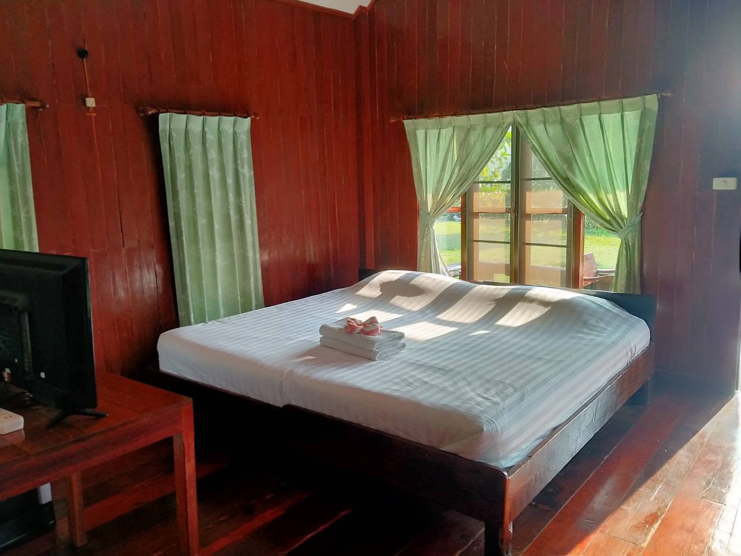 บ้านไม้เคียงภู วังน้ำเขียว